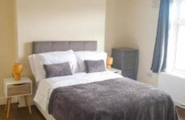 2 Bedroom Flat 2 Min Walk to Station & Town Centre