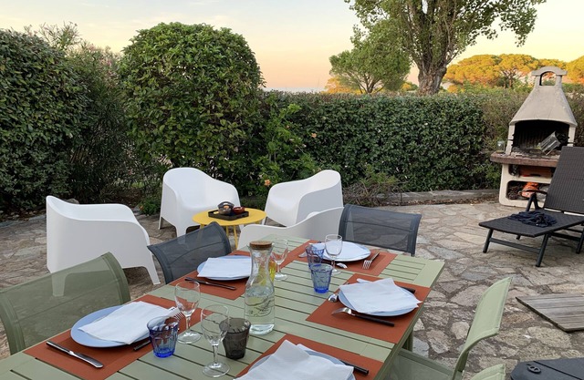 2 bedroom house for 4-6 people, beach 100m, WIFI internet, quiet