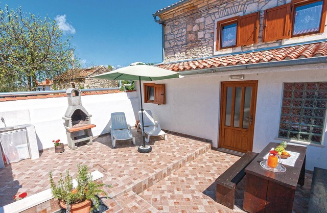 2 bedroom nice home in Rakalj