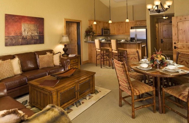 2 Bedroom Suite at Lodge with Pool & Hot Tub!