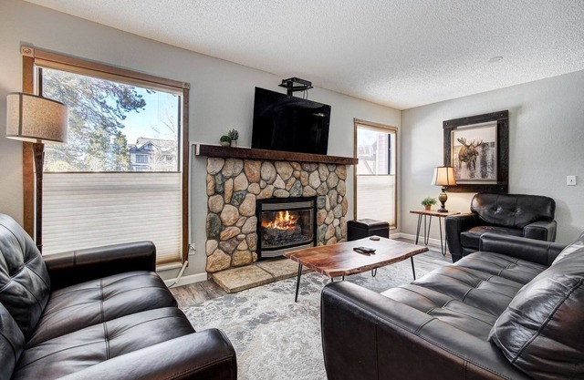 2 Bedroom updated Base 9 condo, walk to town and peak 9!