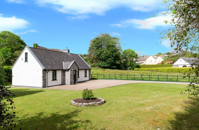2 bedroomed cottage steps from Kenmare town