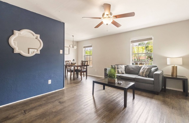 2 Blocks from AT&T Stadium ★ Comfy Beds ★ Inviting