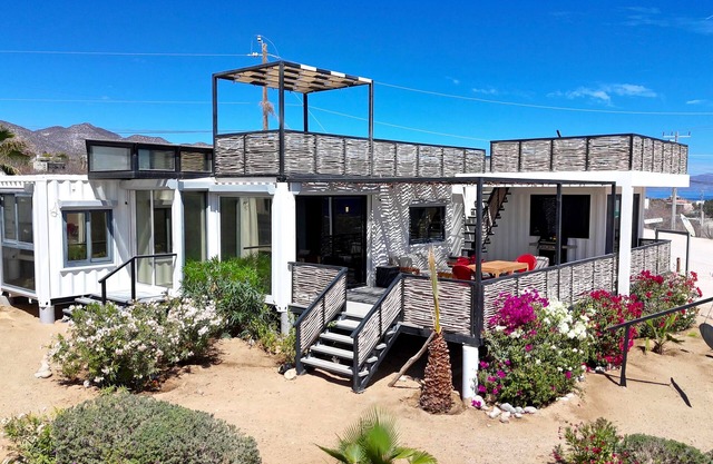 2 br,1 bath modern repurposed shipping container home. Enjoy fast 250mb Telmex internet with Starlink backup. Free storage for diving & kiting/winging gear. Enjoy streaming YouTube TV in each room & complimentary use of inflatable SUPs & beach toys