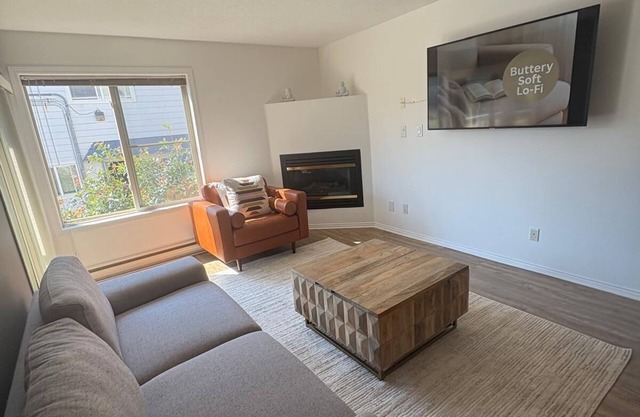 2 BR/2 Full Bath-Perfect for healthcare workers-walk to hospital