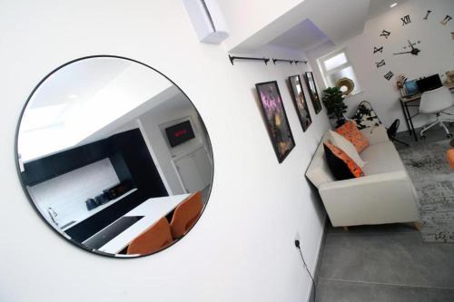 2 BR Apt in Cardiff Central Spacious with a Patio