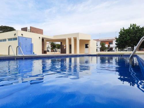 2 BR Condo with pool only 15 min to Marina & Beach