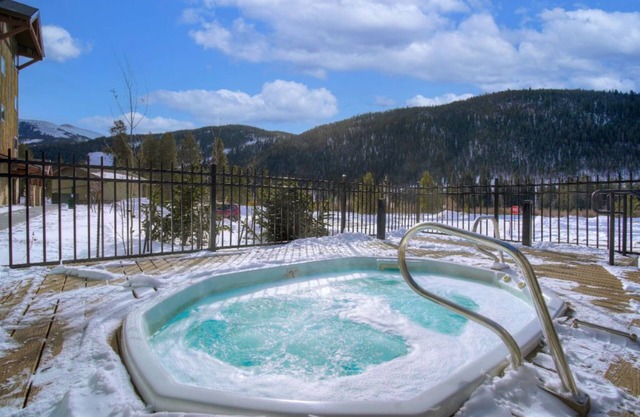 2 BR Mountain Getaway + Hot Tub Access
