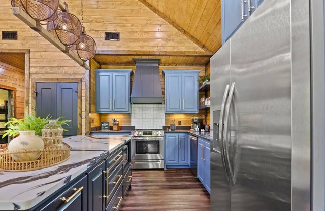 2 Cabins w/Pickleball, Heated & Chilled Pools