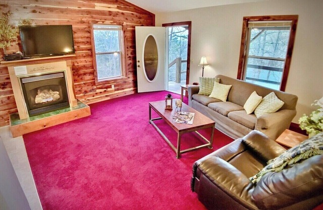 #2 Charming Cabin/Home - Giant Spa Tub, Family/Pet Friendly - Cedar Creek Cabins