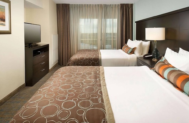 2 Home-like Suites w/Full Kitchen! Pool, Parking! Near Museum of Biblical Art!