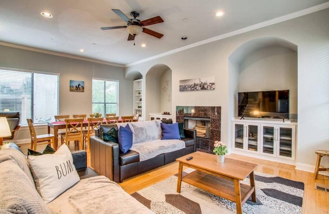 2 Huge Townhouses in Oak Lawn PERFECT for groups
