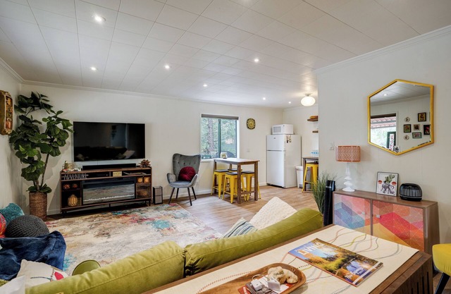 2 Mi to Arizona Christmas City! Cabin w/Fireplace