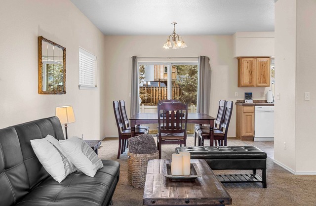 2 Mi to Downtown: Bend Getaway w/Patio!