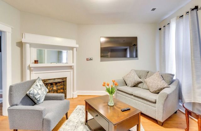 2 Mi to National Mall: DC Townhome
