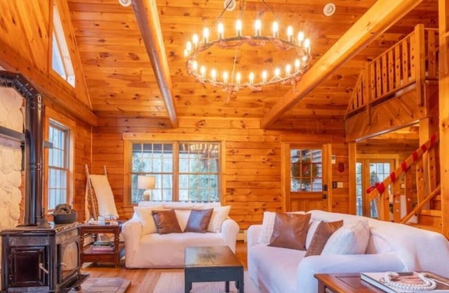 2 Miles from Bethel Woods! SUPER Secluded Luxury Cabin - HOT TUB !