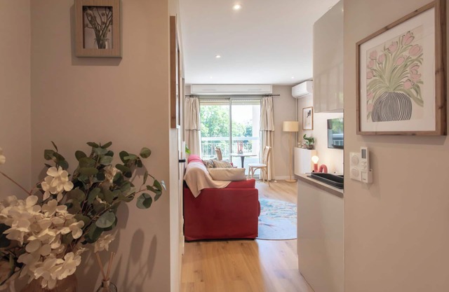 2 minutes from the port of Nice! An elegant cocoon with balcony