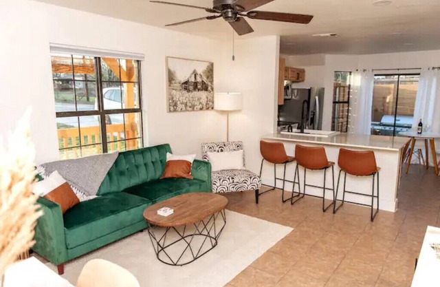 2 minutes to downtown! Hill Country Luxury Duplex TX Wine Trail - Home B