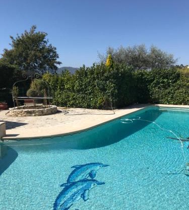 2 pièces dans villa avec piscine parking à 10 mins de Cannes