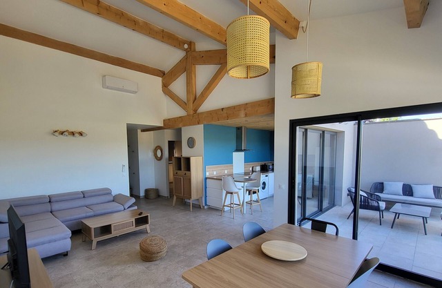 2- Quiet house and very large swimming pool with panoramic view of the vineyards