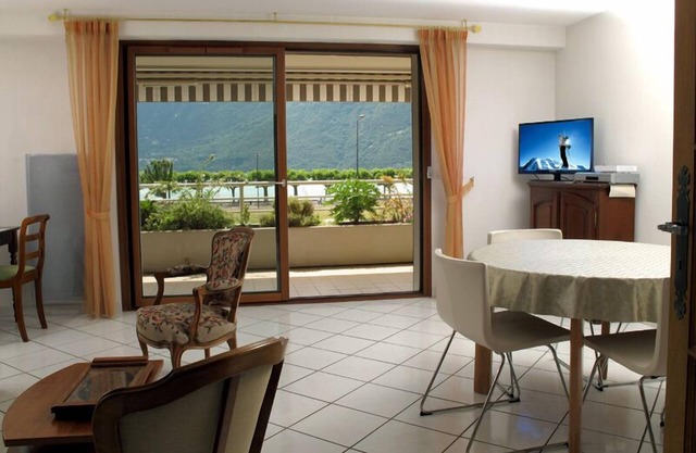2-room apartment 58m2 classified 4 stars lakeside facing Dent du Chat.