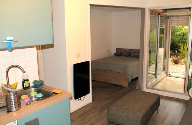 2-room apartment with patio and garden, 50 meters from the port. St Cyprien south