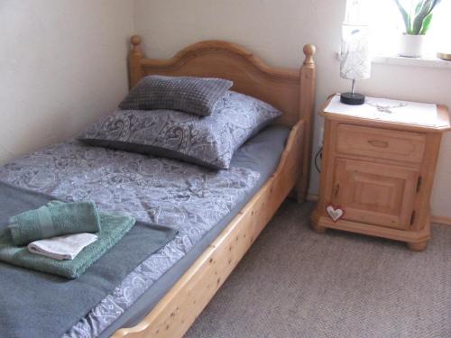 #2 Ruhiges gemütliches Gästezimmer mit 2 Einzelbetten Gemeinschaftsbad W-Lan Airport nah Late Night Check in Haus Nr 9,5