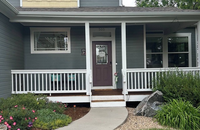 2-Story, 3 bed, 2.5 bath, Patio, Yard, Fireplace