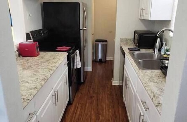 2-story House in the Grove with assigned Parking, 2-story House in the Grove with assigned Parking