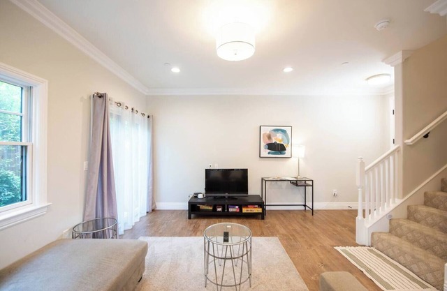 2-story/spacious/secure close to food/storesn