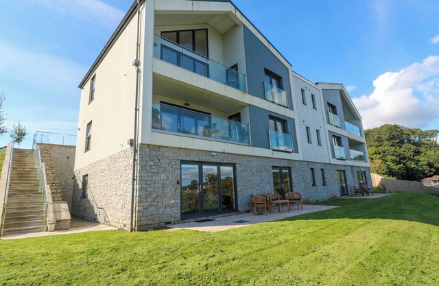 2 THE DUNES, country holiday cottage, with a garden in Falmouth