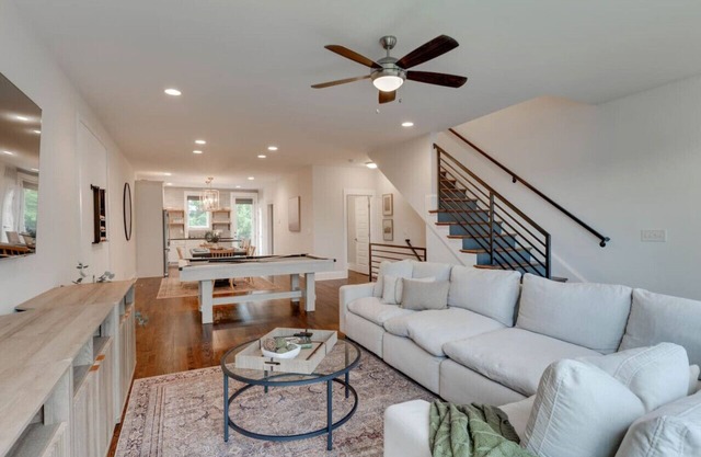 2 Townhomes - 7 Bedrooms Only 3 Miles to Broadway!