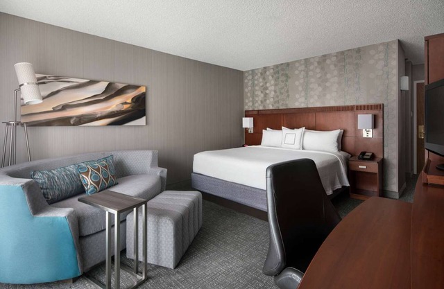 2 Tranquil Rooms Perfect for Exploring LA’s Top Attractions & Venues