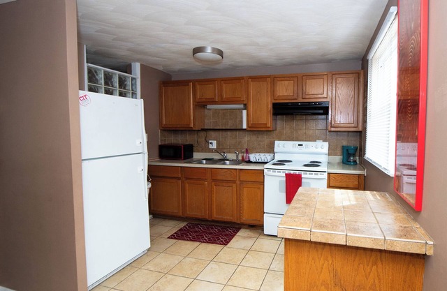 20 min. to Lucas Oil Stadium! Cozy 4 bdrs residence with 2 full baths & deckn