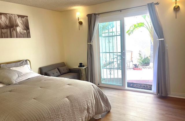 20% off Charming Master bedroom,private access bathroom,patio. Near Disneyland