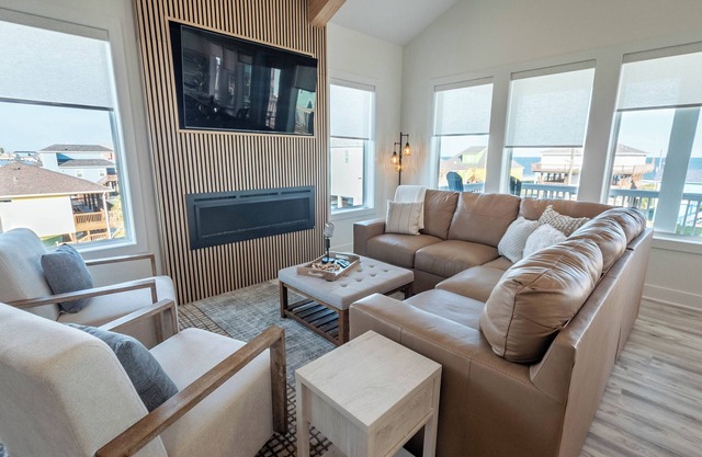 200 Steps to Beach.6BR sleeps 21 w/Karaoke, Outdoor Bar, Games, Decks & Views