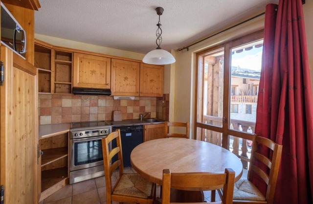 200m from resort center, swimming pool, sauna, hammam, balcony, parking, tv, ski locker, 35m²