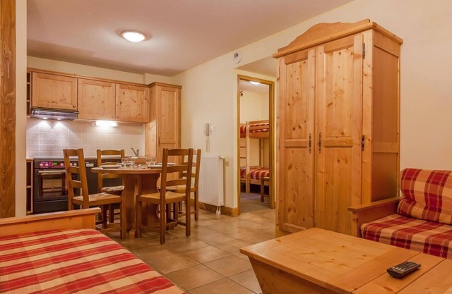 200m from resort center, swimming pool, sauna, hammam, balcony, parking, tv, ski locker, 43m²