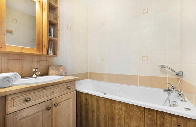 200m from resort center, swimming pool, sauna, hammam, balcony, parking, tv, ski locker, 60m²