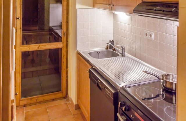 200m from resort center, swimming pool, sauna, hammam, balcony, parking, tv, ski locker, 68m²