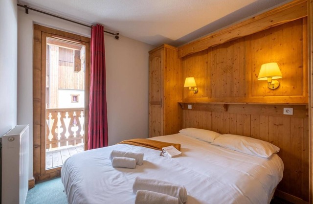 200m from resort center, swimming pool, sauna, hammam, balcony, fireplace or stove, parking, tv