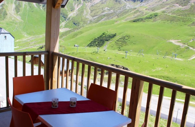 200m from shops, view ski slopes, swimming pool, terrace, parking, tv, ski locker, 49m²