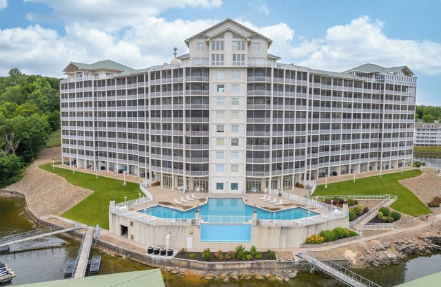 2110 Towers Beautiful Condo! Quiet! Elevators, indoor/outdoor pools. Free Wifi