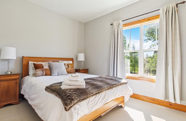 220 Snowbridge: Pool and Free Shuttle