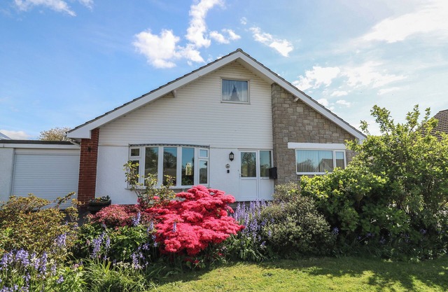 24 DOLITHEL, family friendly, character holiday cottage in Tywyn