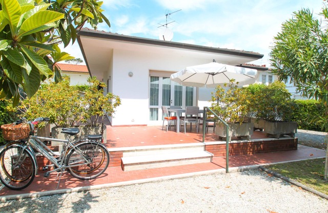 250 METERS FROM THE SEA, 3 LARGE BEDROOMS, AIR CONDITIONING WIFI, GARDEN