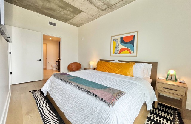28th Fl condo w/RoofTop Pool, Lake/City Views, Rainey St