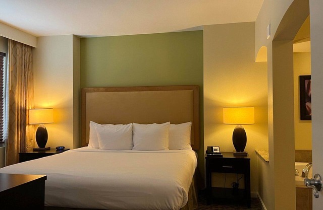 2B/2Bath SLEEPS 8 @Resort located at south end of strip. Casino/3mi to stadium