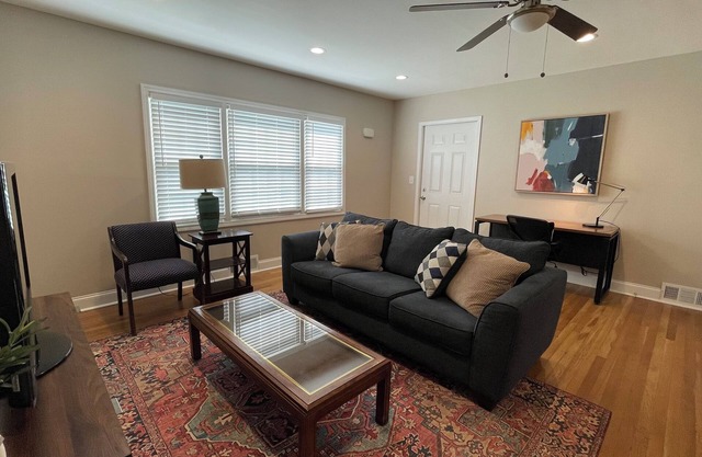 2bd/1ba apt in walkable area near Emory, nature trails, available Sep. 23rd