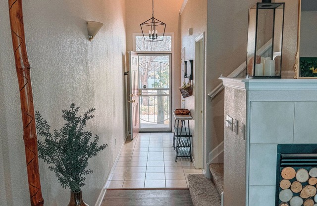 2BD 2.5BR Private Gated Lakefront Denver Property near Airport and Downtown